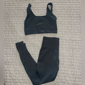 Set active sports bra and leggings set